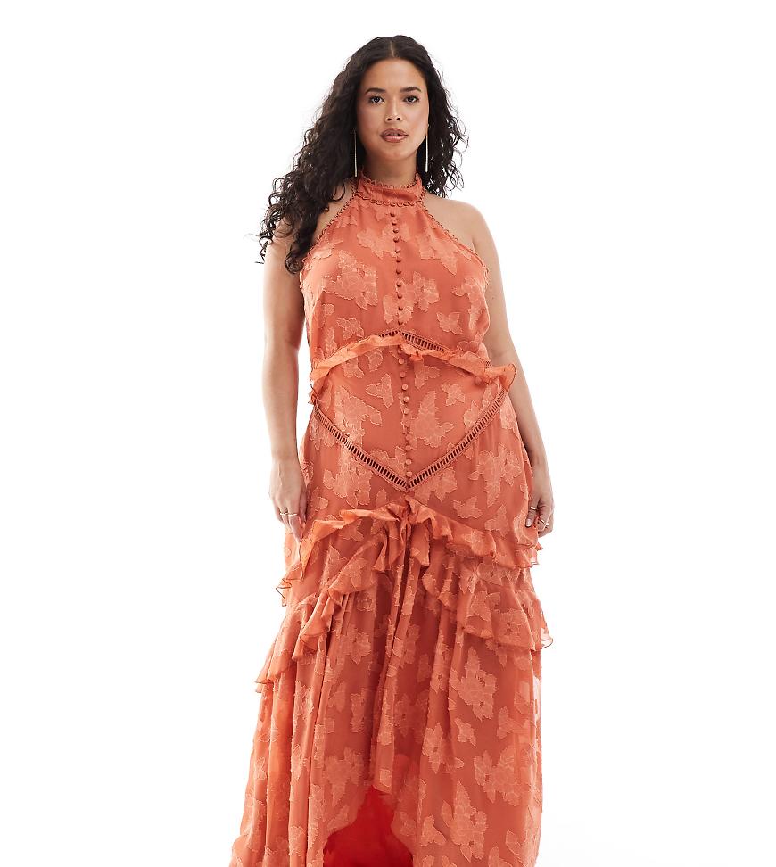 ASOS DESIGN Curve - Gestuftes Neckholder-Maxikleid aus Jacquard in Rost mit Spitzeneinsätzen und abgerundetem Besatz-Braun von ASOS Curve