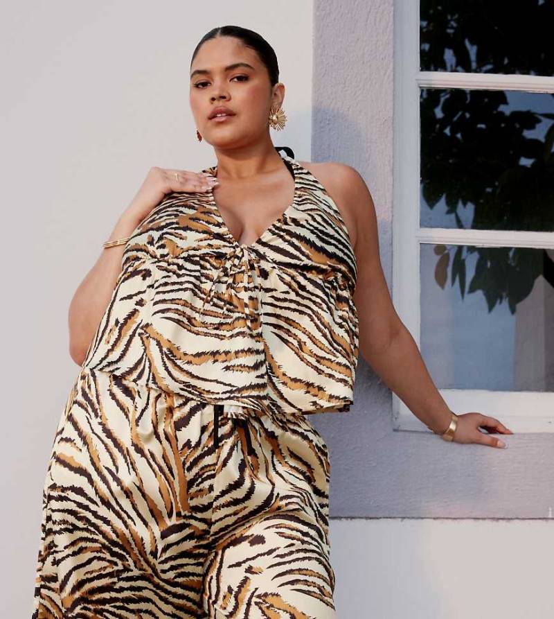 ASOS DESIGN Curve - Gia - Wickeloberteil aus Satin mit Animal-Print-Bunt von ASOS Curve