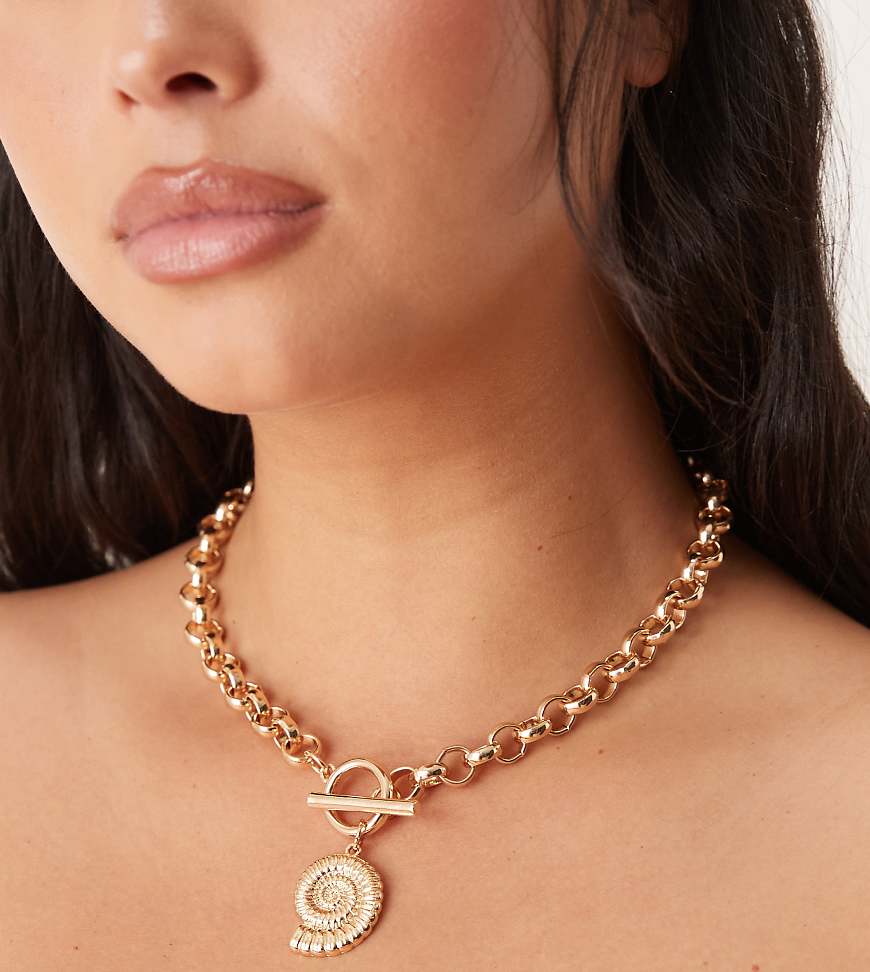 ASOS DESIGN Curve - Goldfarbene Halskette mit Muschelanhänger und T-Verschluss von ASOS Curve
