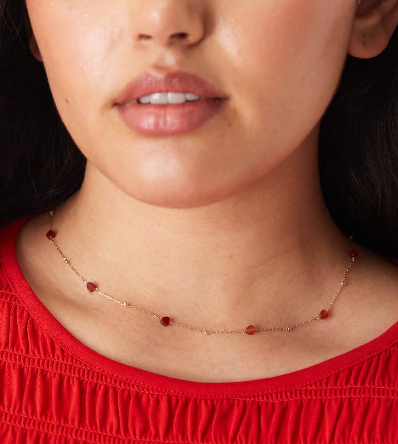 ASOS DESIGN Curve - Goldfarbene feine Halskette mit roten herzförmigen Halbedelsteinen von ASOS Curve
