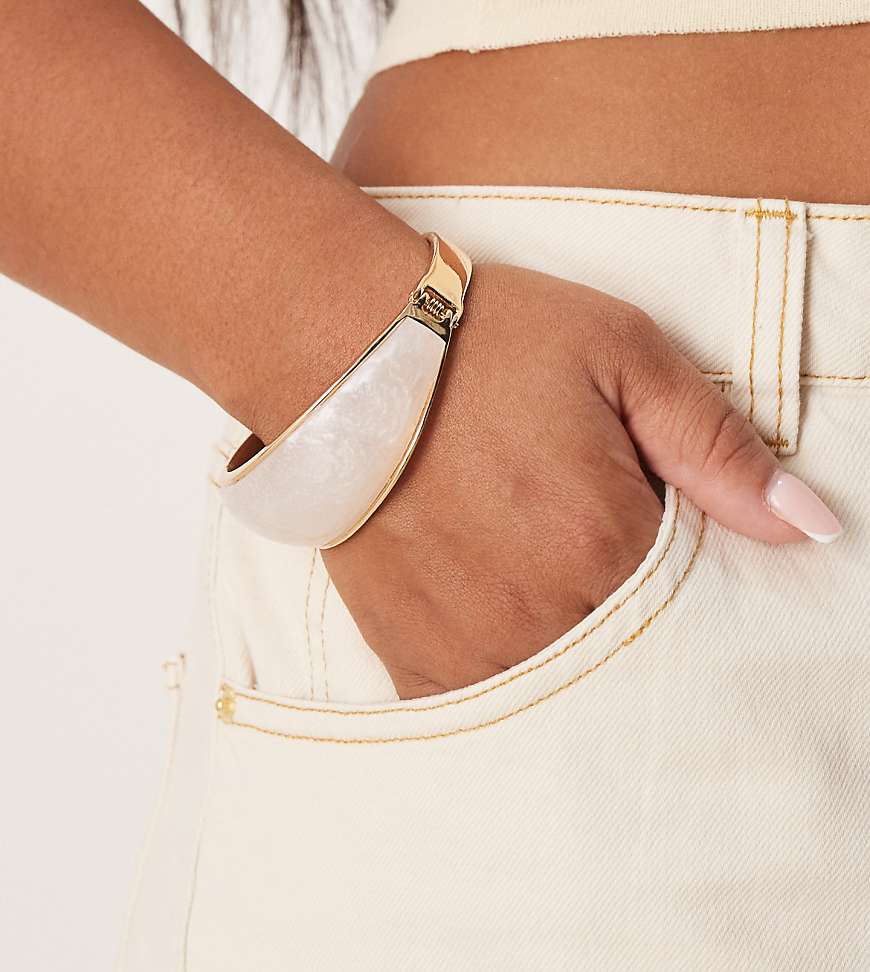 ASOS DESIGN Curve - Goldfarbener Armreif mit Kunstperlen-Design ASOS DESIGN Curve - Goldfarbener Armreif mit Kunstperlen-Design von ASOS Curve