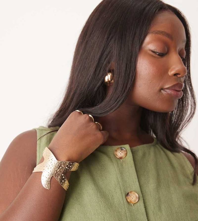 ASOS DESIGN Curve - Goldfarbener Armreif mit Seestern-Detail von ASOS Curve