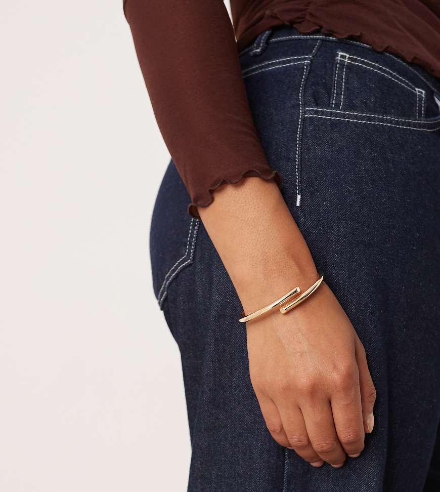ASOS DESIGN Curve - Goldfarbener Armreif mit Wickeldetail ASOS DESIGN Curve - Goldfarbener Armreif mit Wickeldetail von ASOS Curve
