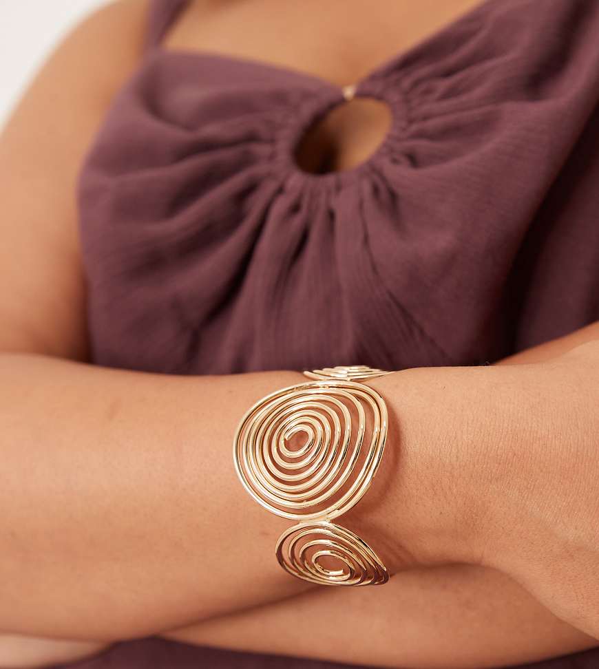 ASOS DESIGN Curve - Goldfarbener Armreif mit großem Spiralen-Design ASOS DESIGN Curve - Goldfarbener Armreif mit großem Spiralen-Design von ASOS Curve