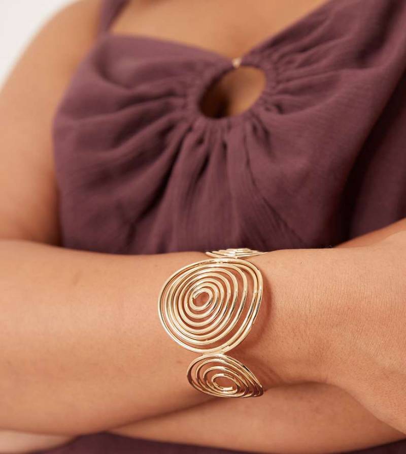 ASOS DESIGN Curve - Goldfarbener Armreif mit großem Spiralen-Design von ASOS Curve