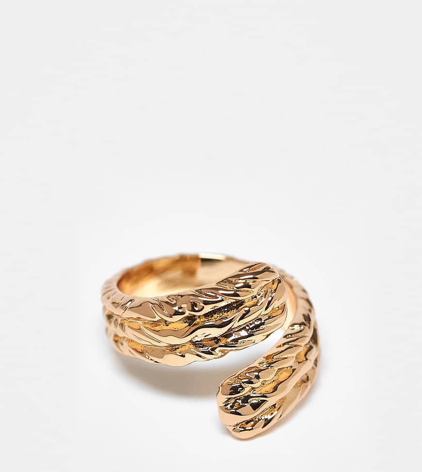 ASOS DESIGN Curve - Goldfarbener Ring im Wickeldesign mit Strukturmuster in geschmolzener Optik ASOS DESIGN Curve - Goldfarbener Ring im Wickeldesign mit Strukturmuster in geschmolzener Optik von ASOS Curve