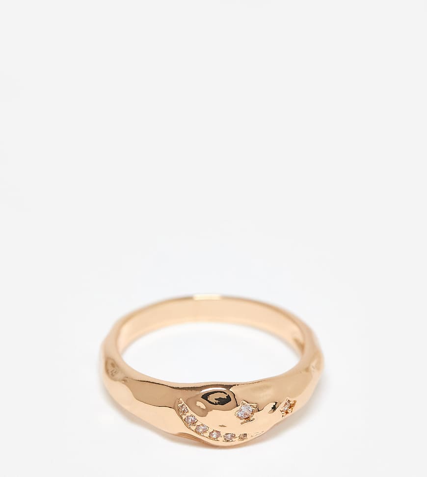 ASOS DESIGN Curve - Goldfarbener Ring in geschmolzener Optik mit Zirkonia-Schmucksteinen von ASOS Curve