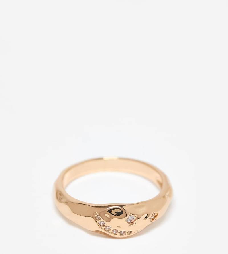 ASOS DESIGN Curve - Goldfarbener Ring in geschmolzener Optik mit Zirkonia-Schmucksteinen von ASOS Curve