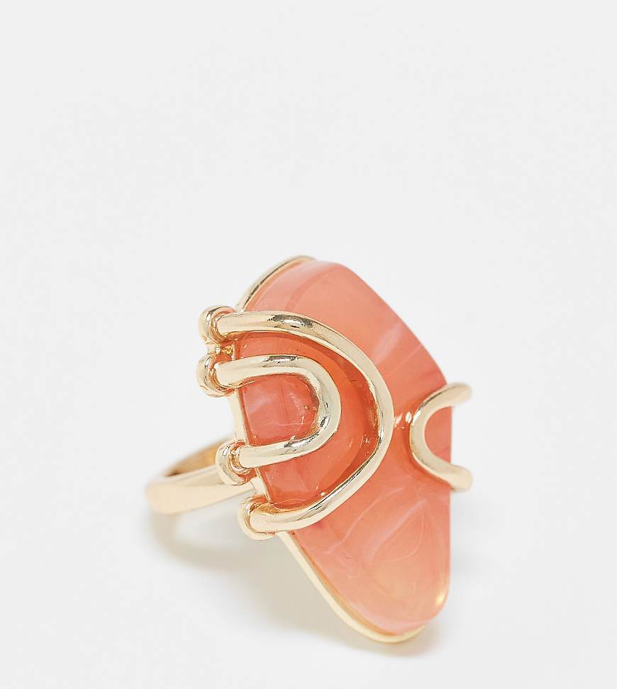 ASOS DESIGN Curve - Goldfarbener Ring mit Stein in Rosa in Halbedelstein-Optik ASOS DESIGN Curve - Goldfarbener Ring mit Stein in Rosa in Halbedelstein-Optik von ASOS Curve