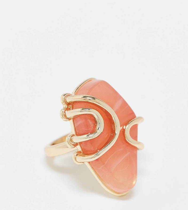ASOS DESIGN Curve - Goldfarbener Ring mit Stein in Rosa in Halbedelstein-Optik von ASOS Curve