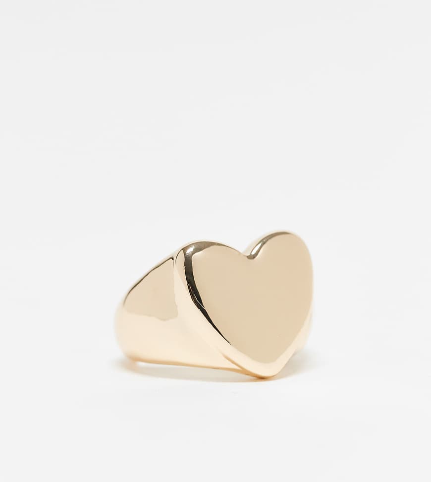 ASOS DESIGN Curve - Goldfarbener Ring mit bauschigem Herzdetail von ASOS Curve
