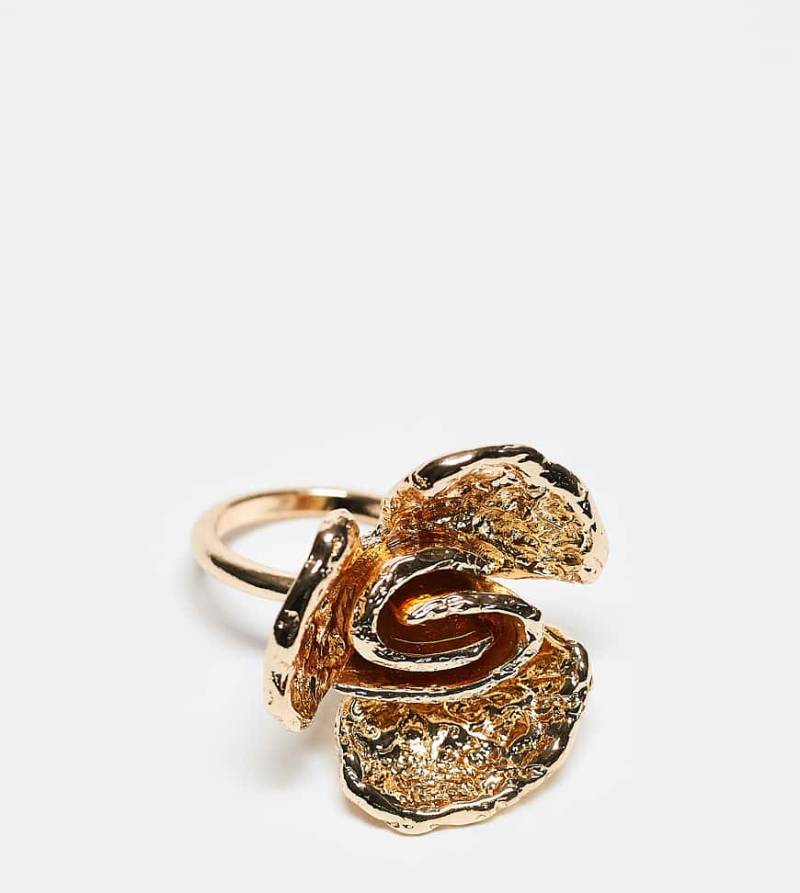 ASOS DESIGN Curve - Goldfarbener Ring mit texturiertem Blumendesign von ASOS Curve