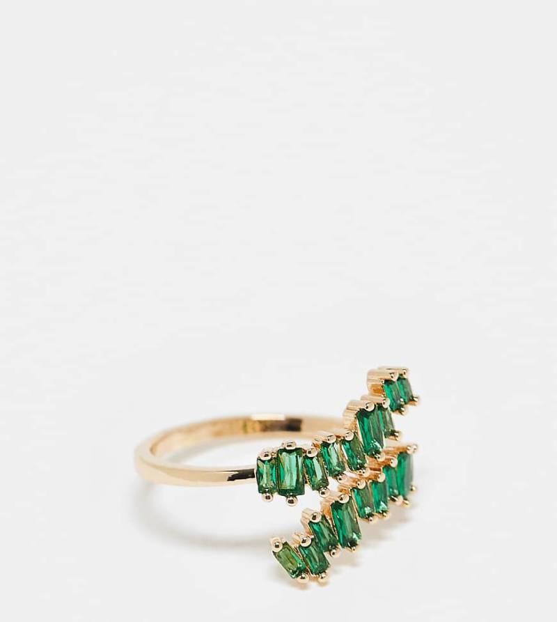 ASOS DESIGN Curve - Goldfarbener Wickelring mit farblich abgestimmten grünen Kristallsteinen mit Baguette-Schliff von ASOS Curve