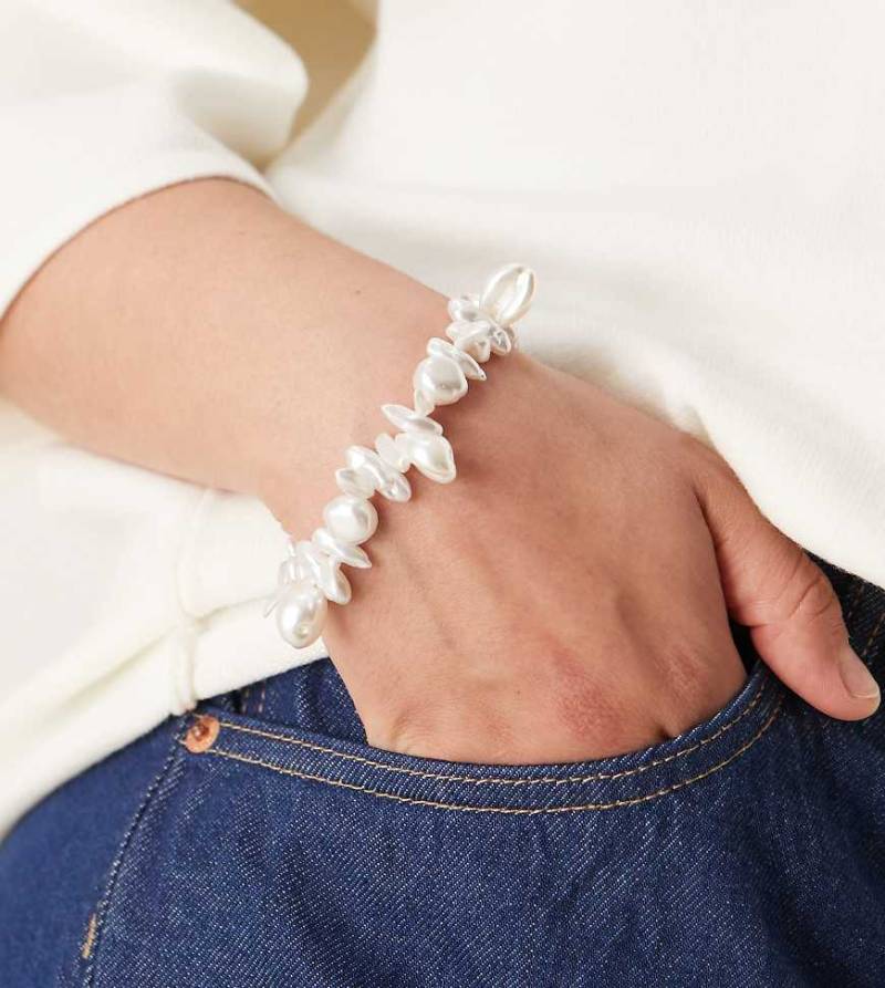 ASOS DESIGN Curve - Goldfarbenes Armband aus Kunstperlen mit T-Steg-Detail von ASOS Curve