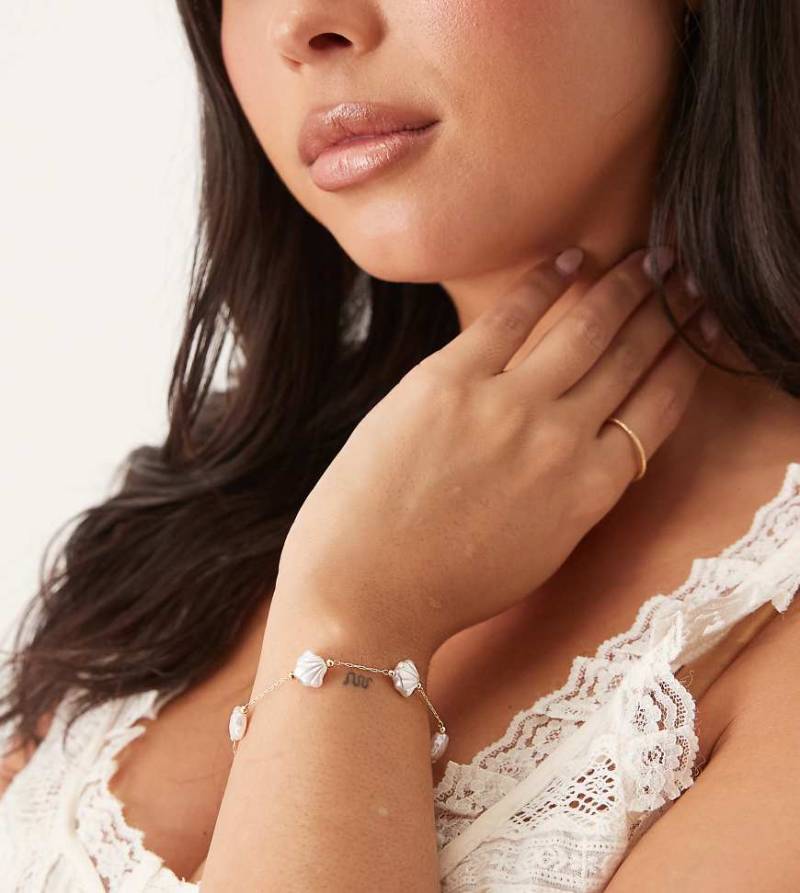 ASOS DESIGN Curve - Goldfarbenes Armband mit Zierperlen-Muschel-Anhängern von ASOS Curve