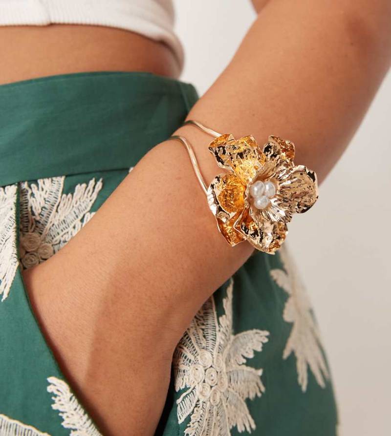 ASOS DESIGN Curve - Goldfarbenes Armband mit auffälligem Blumendetail und Kunstperlen von ASOS Curve