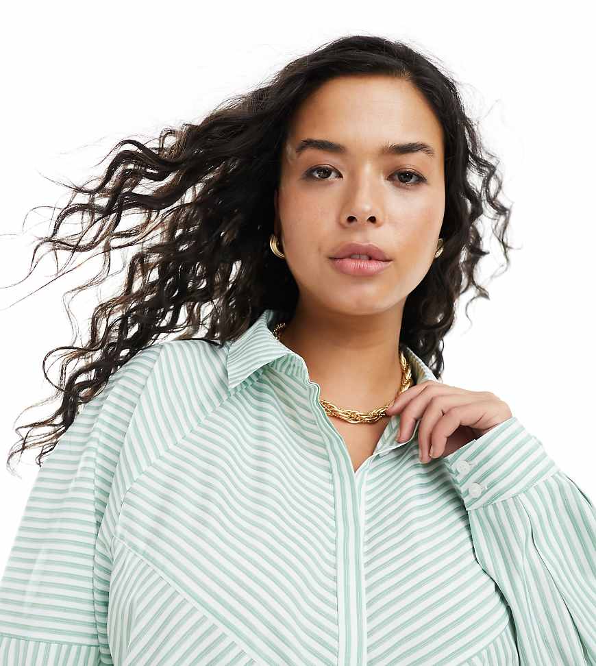 ASOS DESIGN Curve - Grün gestreifte Hemdbluse mit gespleißtem Detail und voluminöser Schulterpartie-Bunt ASOS DESIGN Curve - Grün gestreifte Hemdbluse mit gespleißtem Detail und voluminöser Schulterpartie-Bunt von ASOS Curve