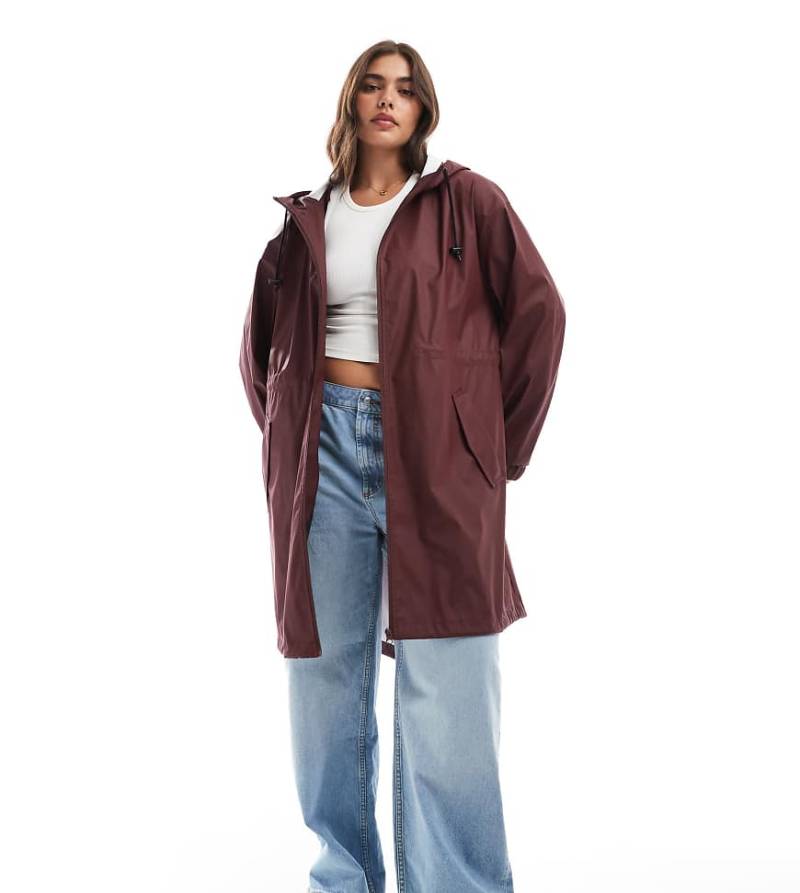 ASOS DESIGN Curve - Gummierter Regen-Parka in Burgunderrot mit Kontrastdetails von ASOS Curve
