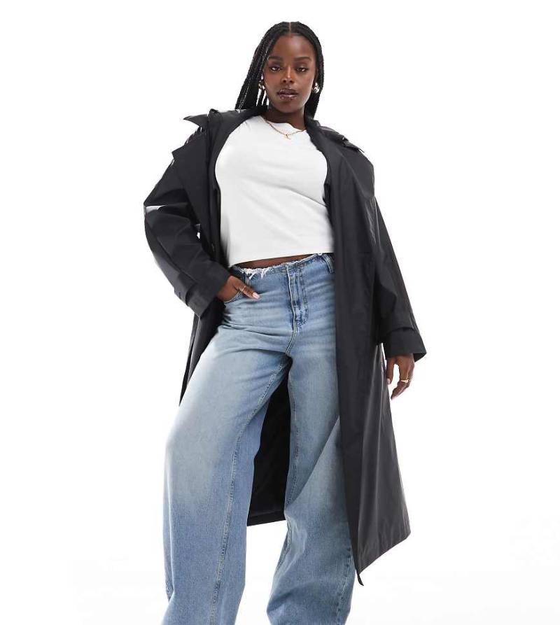 ASOS DESIGN Curve - Gummierter Regen-Trenchcoat in Schwarz mit Kapuze und Gürteldetail von ASOS Curve