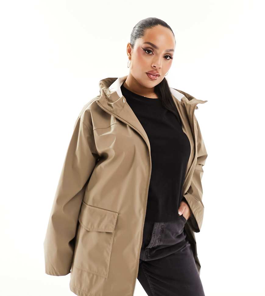 ASOS DESIGN Curve - Gummierter Regenmantel in Pilzbraun ASOS DESIGN Curve - Gummierter Regenmantel in Pilzbraun von ASOS Curve