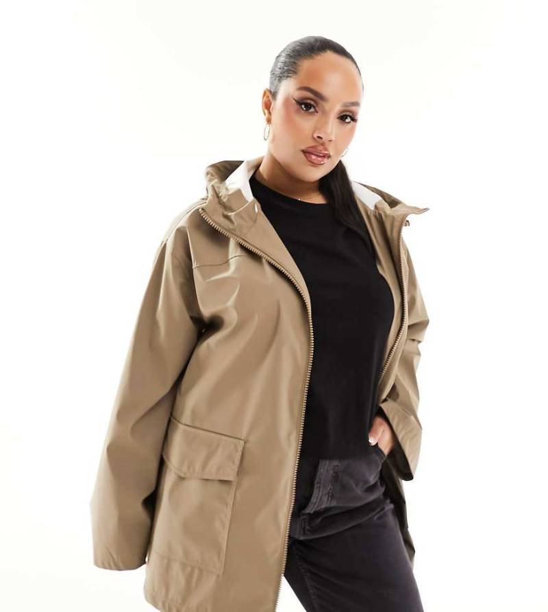 ASOS DESIGN Curve - Gummierter Regenmantel in Pilzbraun von ASOS Curve