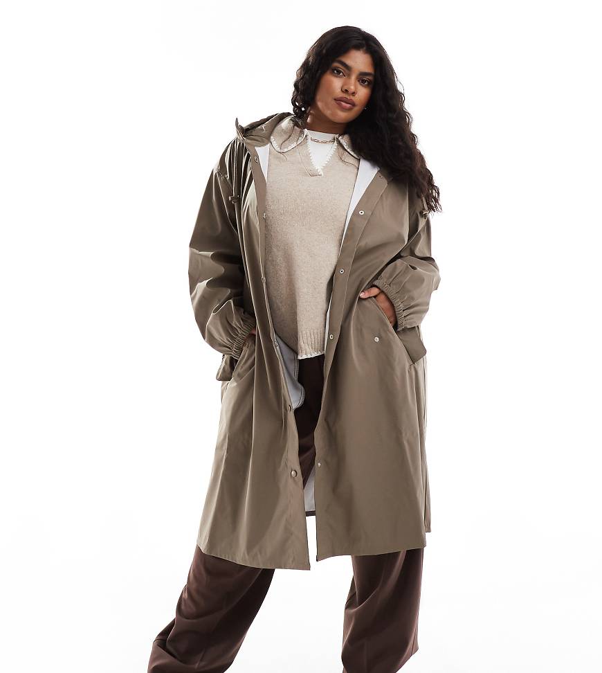 ASOS DESIGN Curve - Gummierter Regenparka in Pilzbraun ASOS DESIGN Curve - Gummierter Regenparka in Pilzbraun von ASOS Curve