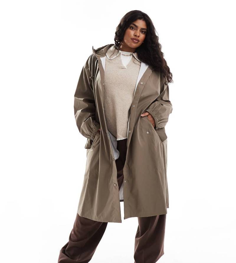 ASOS DESIGN Curve - Gummierter Regenparka in Pilzbraun von ASOS Curve