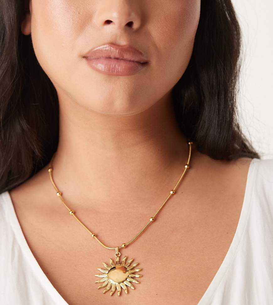 ASOS DESIGN Curve - Halskette aus wasserfestem Edelstahl in Goldoptik mit Sonnenanhänger-Goldfarben von ASOS Curve