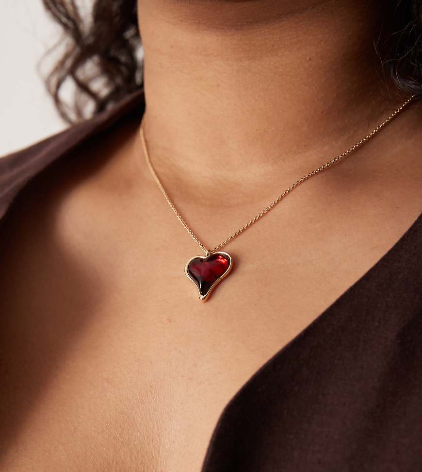 ASOS DESIGN Curve - Halskette in Gold-Optik mit Herzanhänger-Goldfarben von ASOS Curve