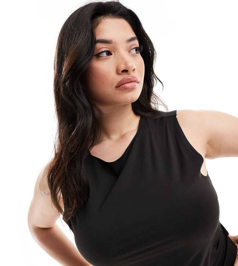 ASOS DESIGN Curve - Hautenges Trägertop in Schwarz mit U-Boot-Ausschnitt von ASOS Curve