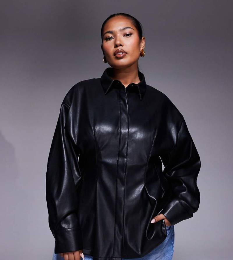 ASOS DESIGN Curve - Hemd aus Kunstleder in Schwarz mit Raffung hinten in der Taille von ASOS Curve