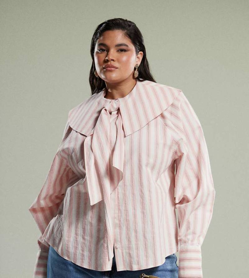 ASOS DESIGN Curve - Hemd in Rosa mit Streifen, großem Kragen und Bindedetail-Bunt von ASOS Curve