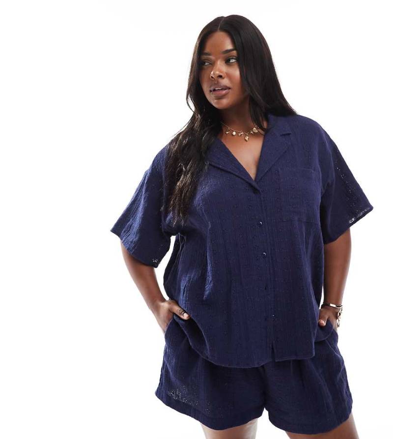 ASOS DESIGN Curve - Hemdbluse in Marineblau mit Reverskragen und Lochstickerei, Kombiteil von ASOS Curve