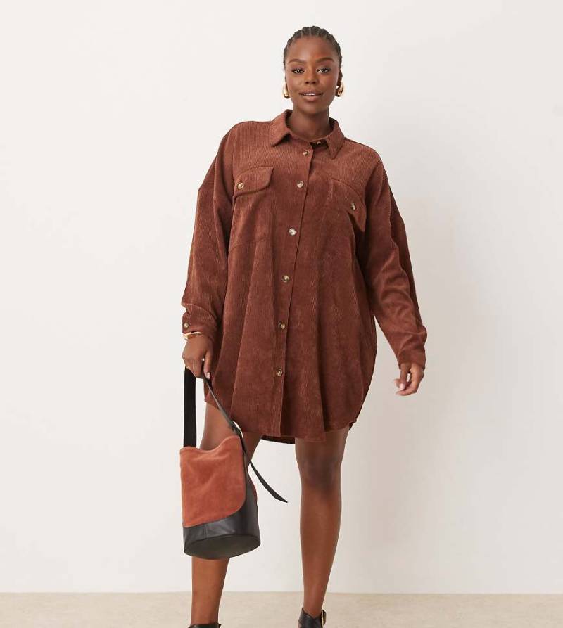 ASOS DESIGN Curve - Hemdblusenkleid aus Cord in Schokoladenbraun mit tief angesetzten Taschen und Oversize-Schnitt von ASOS Curve
