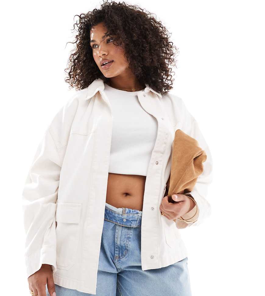 ASOS DESIGN Curve - Hemdjacke aus Baumwoll-Twill in Ecru mit Tasche-Weiß ASOS DESIGN Curve - Hemdjacke aus Baumwoll-Twill in Ecru mit Tasche-Weiß von ASOS Curve