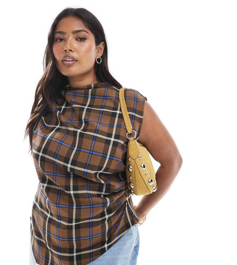ASOS DESIGN Curve - Hochgeschlossenes, ärmelloses und kariertes Oberteil in Braun mit gerafftem Detail-Bunt von ASOS Curve