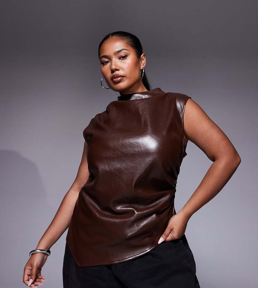 ASOS DESIGN Curve - Hochgeschlossenes, asymmetrisches, elegantes Oberteil aus Kunstleder in Schokobraun-Brown von ASOS Curve