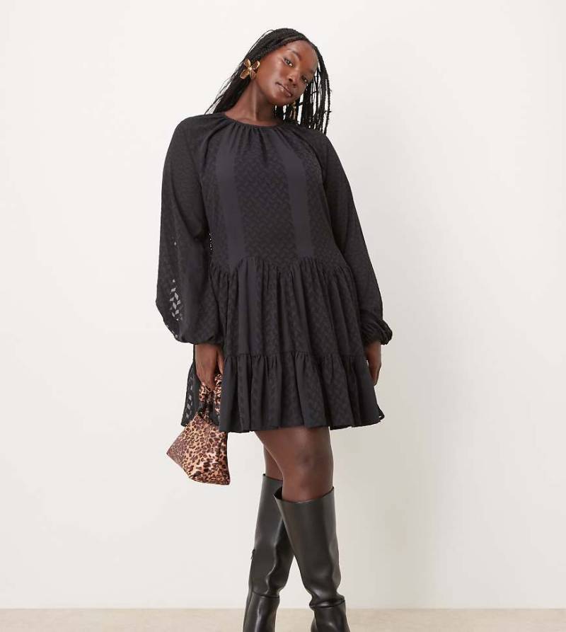 ASOS DESIGN Curve - Hochgeschlossenes Jacquard-Minikleid in Schwarz mit Ausbrennermuster und Godet mit Bogenkante von ASOS Curve