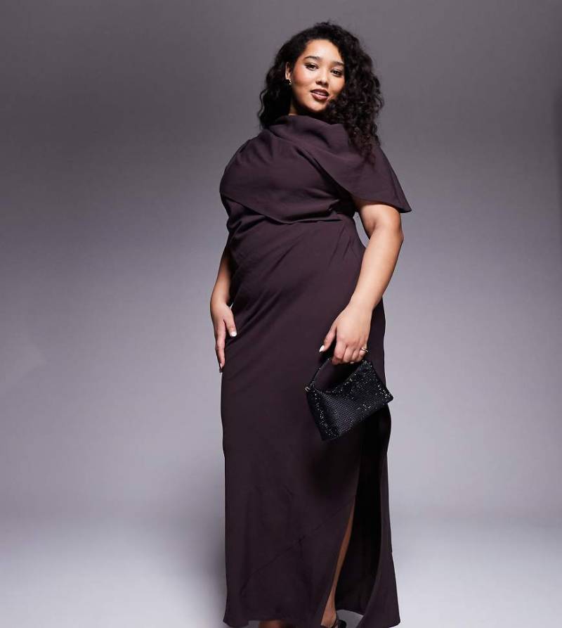 ASOS DESIGN Curve - Hochgeschlossenes Maxikleid in Schokobraun mit drapiertem Oberteil und Cape-Brown von ASOS Curve