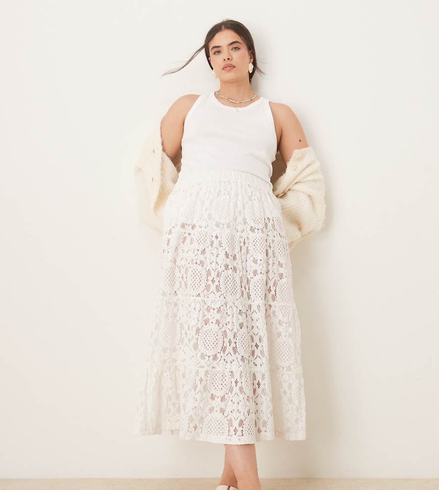 ASOS DESIGN Curve - Hochwertiger, transparenter Maxirock aus strukturierter Spitze in Weiß ASOS DESIGN Curve - Hochwertiger, transparenter Maxirock aus strukturierter Spitze in Weiß von ASOS Curve