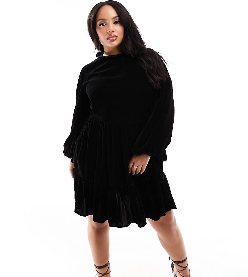 ASOS DESIGN Curve - Hochwertiges Mini-Hängerkleid aus schwarzem Samt mit Rüschen-Stehkragen von ASOS Curve