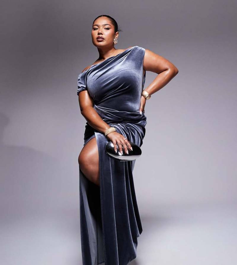 ASOS DESIGN Curve - Hochwertiges Samt-Maxikleid in Anthrazit mit asymmetrischer Drapierung und Seitenschlitz-Marineblau von ASOS Curve