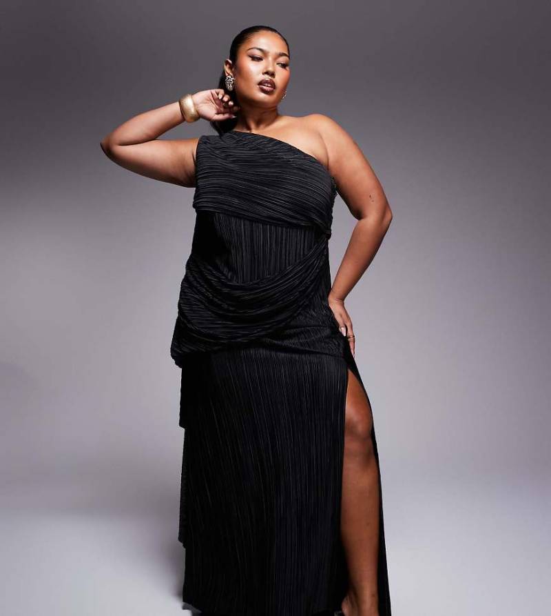 ASOS DESIGN Curve - Hochwertiges plissiertes Maxikleid in Schwarz mit drapiertem One-Shoulder-Träger und Schal von ASOS Curve