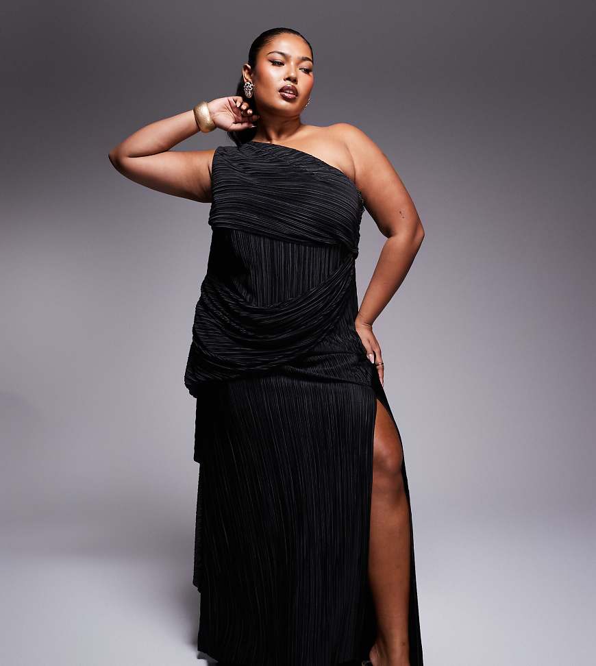 ASOS DESIGN Curve - Hochwertiges plissiertes Maxikleid in Schwarz mit drapiertem One-Shoulder-Träger und Schal von ASOS Curve