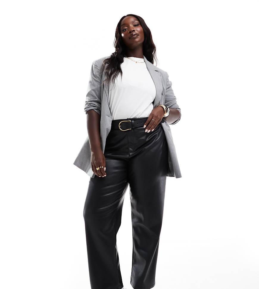ASOS DESIGN Curve - Hose aus Kunstleder in Schwarz mit geradem Bein ASOS DESIGN Curve - Hose aus Kunstleder in Schwarz mit geradem Bein von ASOS Curve