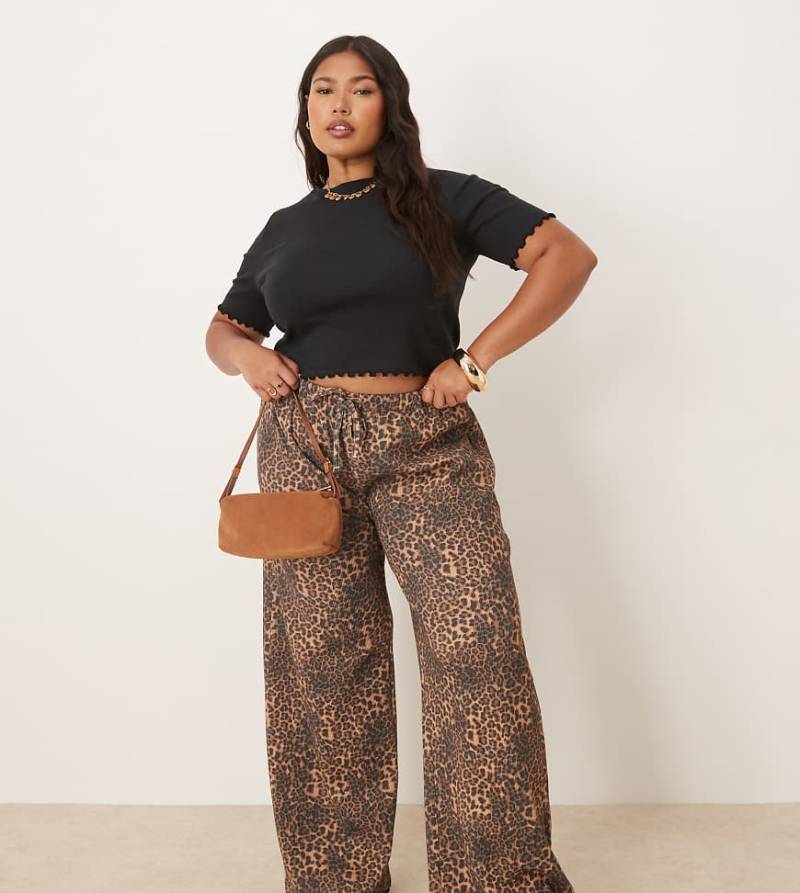 ASOS DESIGN Curve - Hose mit weitem Bein, Leopardenmuster und Waffelstruktur-Bunt von ASOS Curve