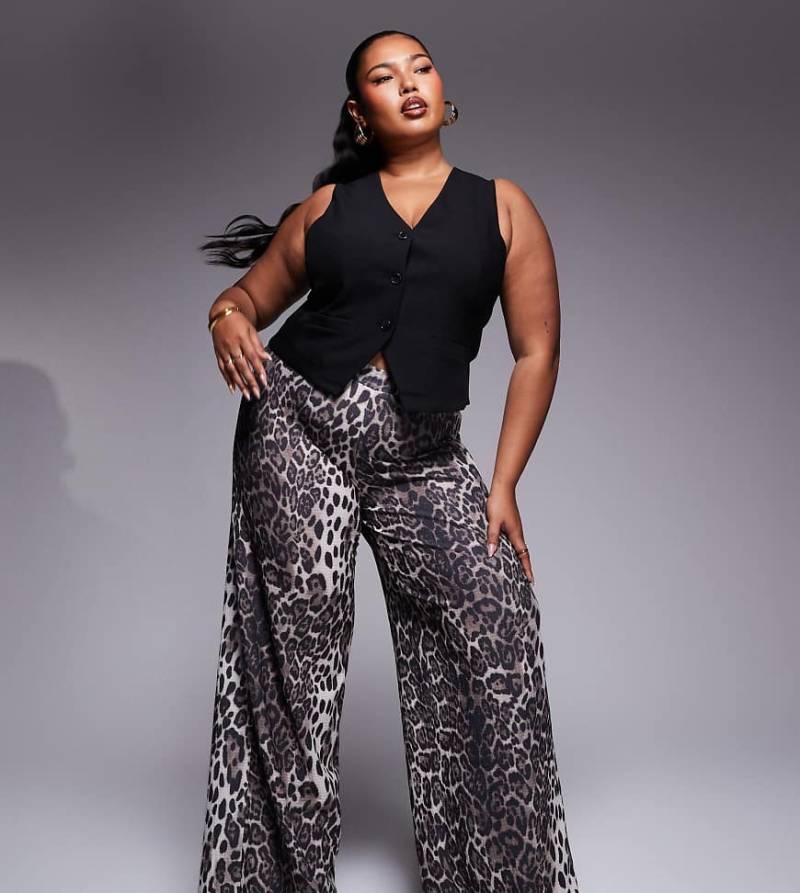 ASOS DESIGN Curve - Hose mit weitem Bein und Leopardenmuster-Bunt von ASOS Curve