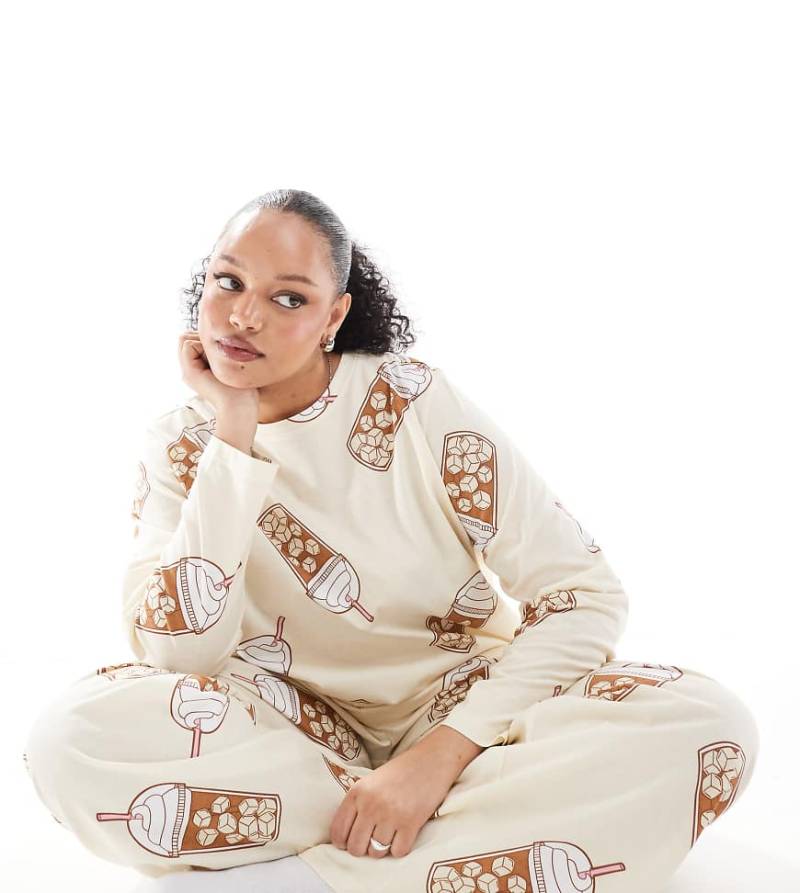 ASOS DESIGN Curve - Iced Coffee - Pyjama-Set aus langärmligem Oberteil und Hose in Beige mit Eiskaffee-Muster-Neutral von ASOS Curve