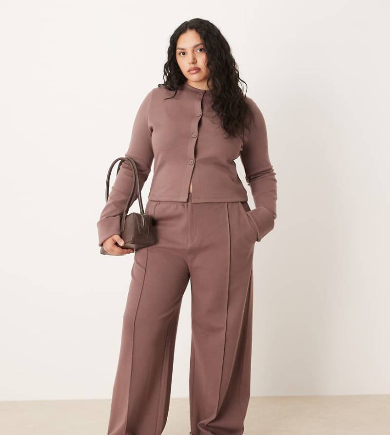 ASOS DESIGN Curve - Interlock-Jogginghose in Braun mit Krempelsaum-Brown ASOS DESIGN Curve - Interlock-Jogginghose in Braun mit Krempelsaum-Brown von ASOS Curve