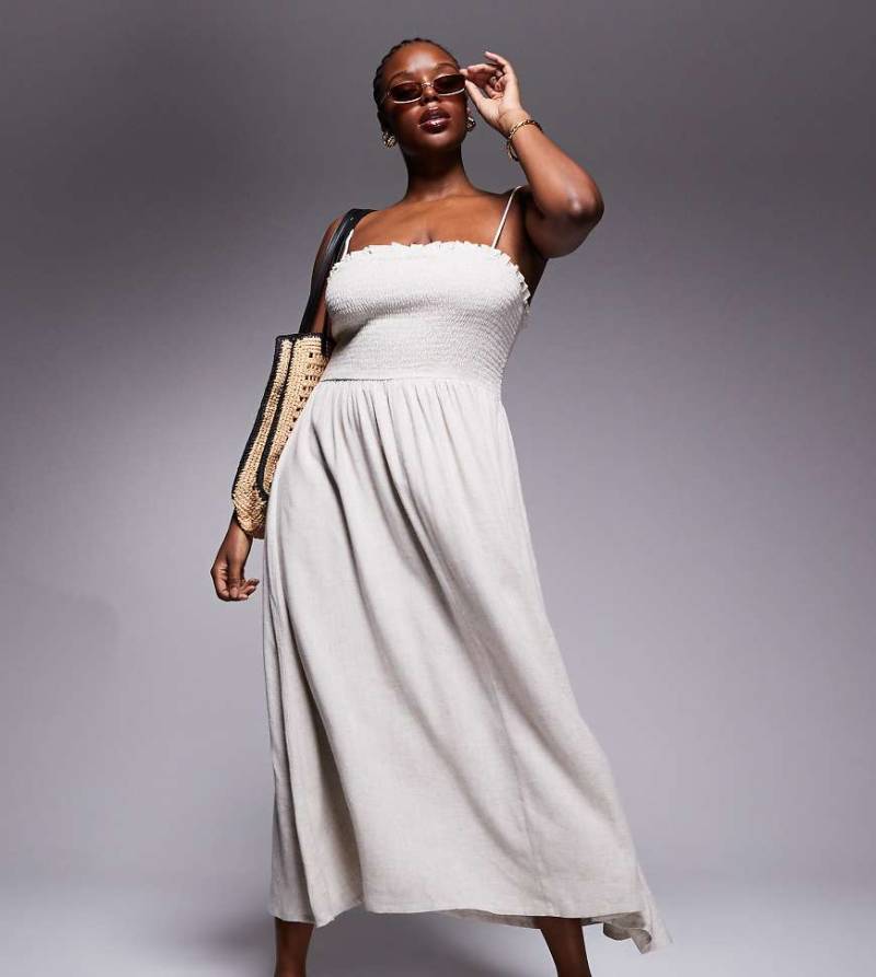 ASOS DESIGN Curve - Isabel - Gesmoktes, trägerloses Strandkleid aus Leinenmix in Natur-Neutral von ASOS Curve